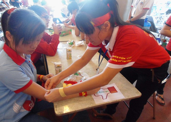 Các tình nguyện viên chăm sóc chu đáo các bạn trẻ hiến máu.